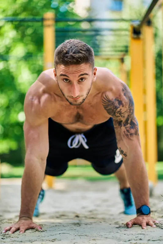 Patryk robi pompki — trening bez sprzętu