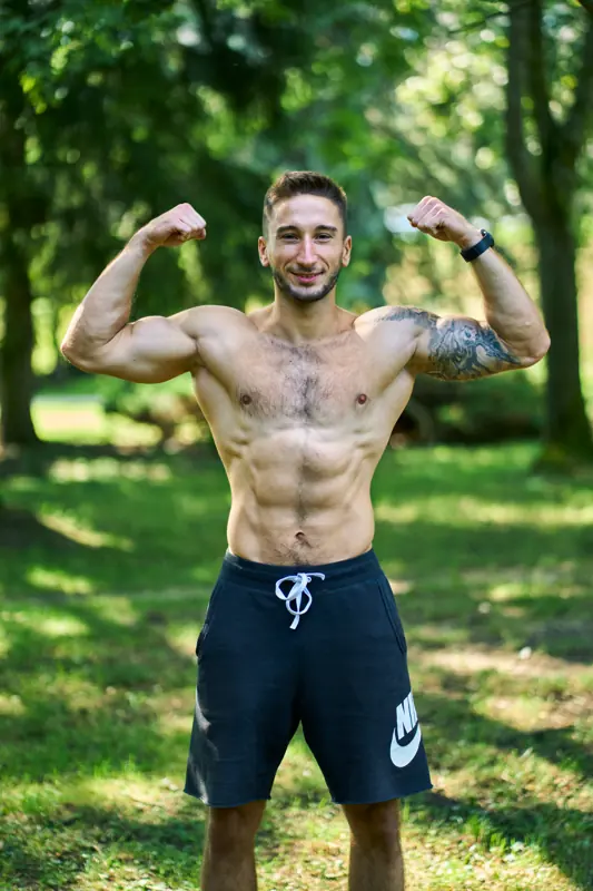 Patryk pręży mięśnie w parku