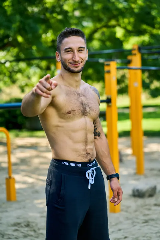 Patryk wskazuje palcem w stronę widza
